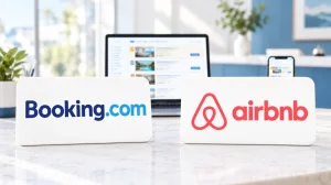 ホテルのフロントに置かれたBooking.comとAirbnbのロゴ看板。OTAのランキング要因を比較するイメージ