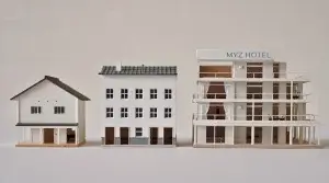 民泊の管理部屋数別おすすめシステム：1室・5室・10室と大きくなる建物模型（MYZ HOTEL）