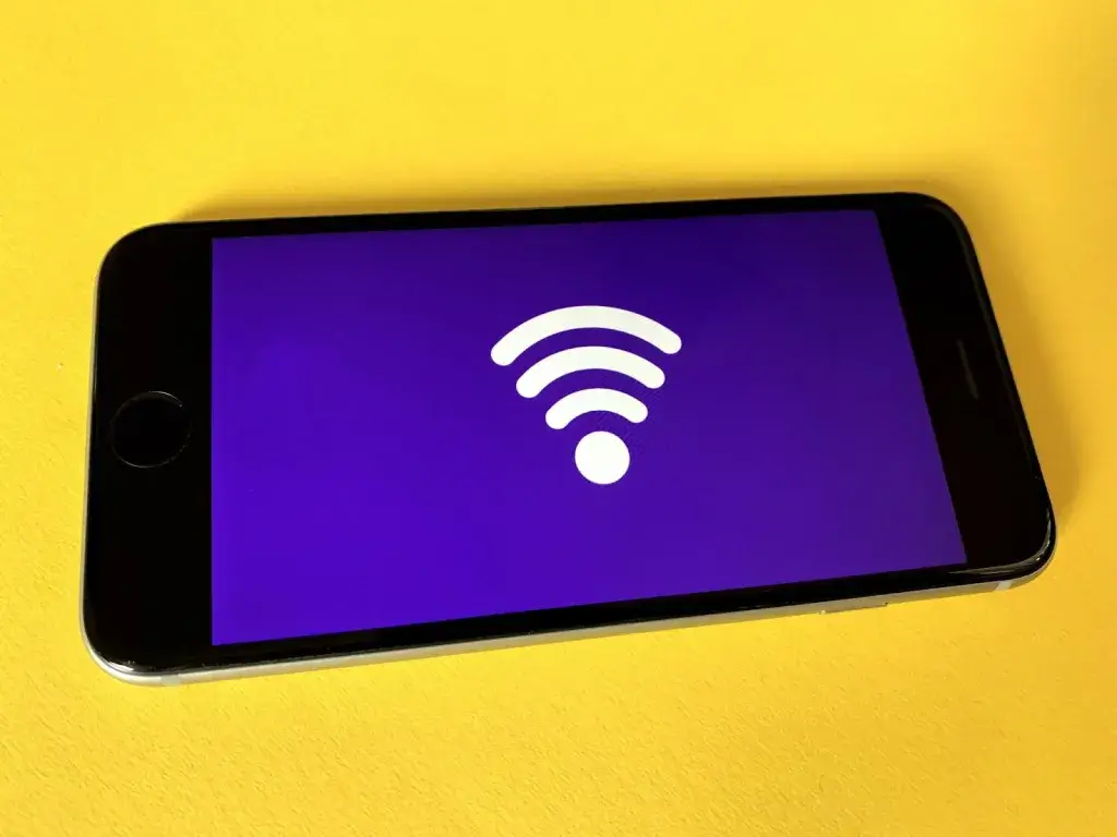 Wi-Fiマークが表示されたスマートフォン
