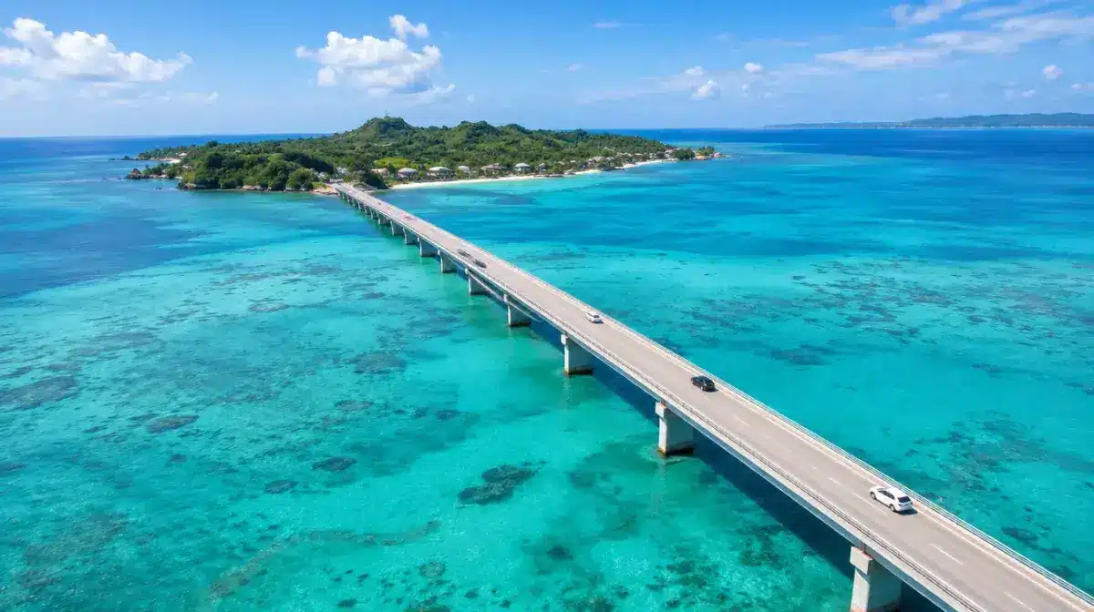 エメラルドグリーンの海に架かる長い橋と、その先にある沖縄の小さな島